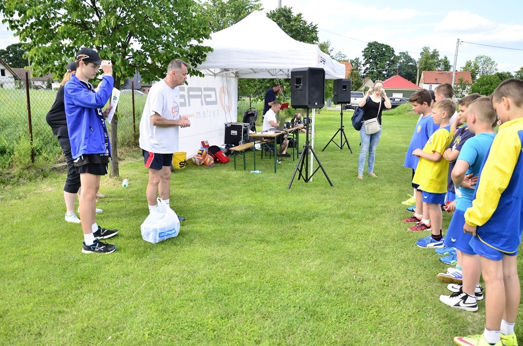 W Siedliskach grali w siatkówkę na boiskach trawiastych