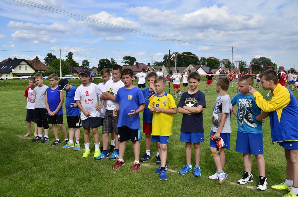 W Siedliskach grali w siatkówkę na boiskach trawiastych