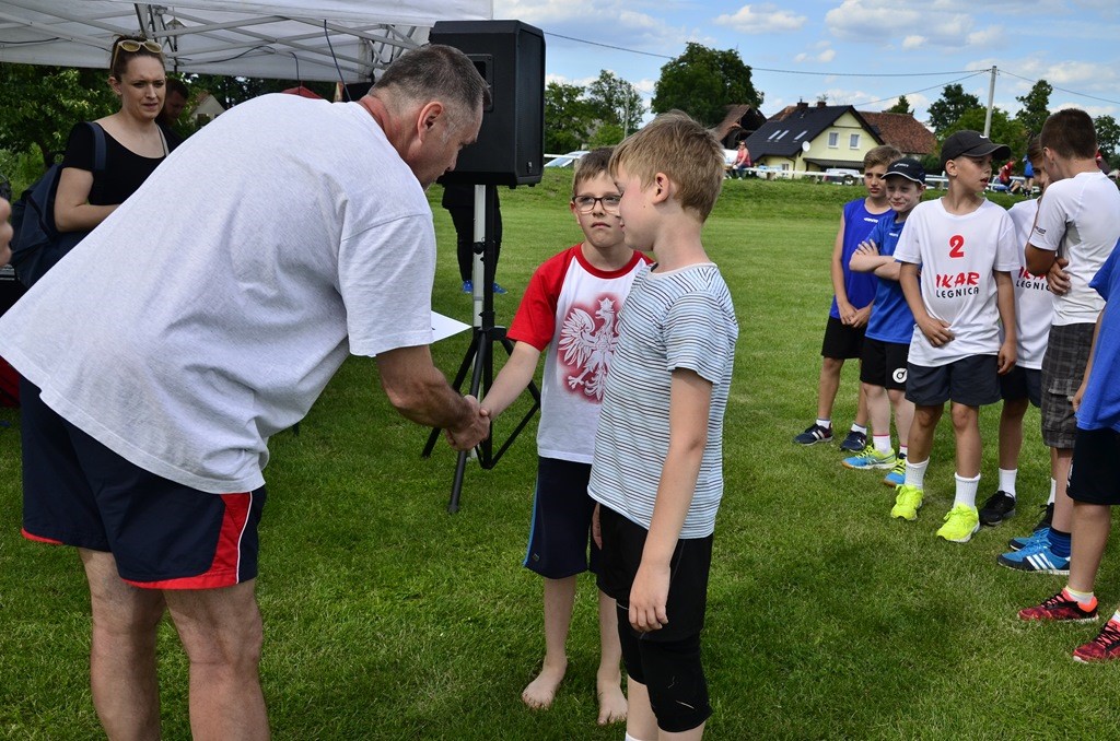 W Siedliskach grali w siatkówkę na boiskach trawiastych