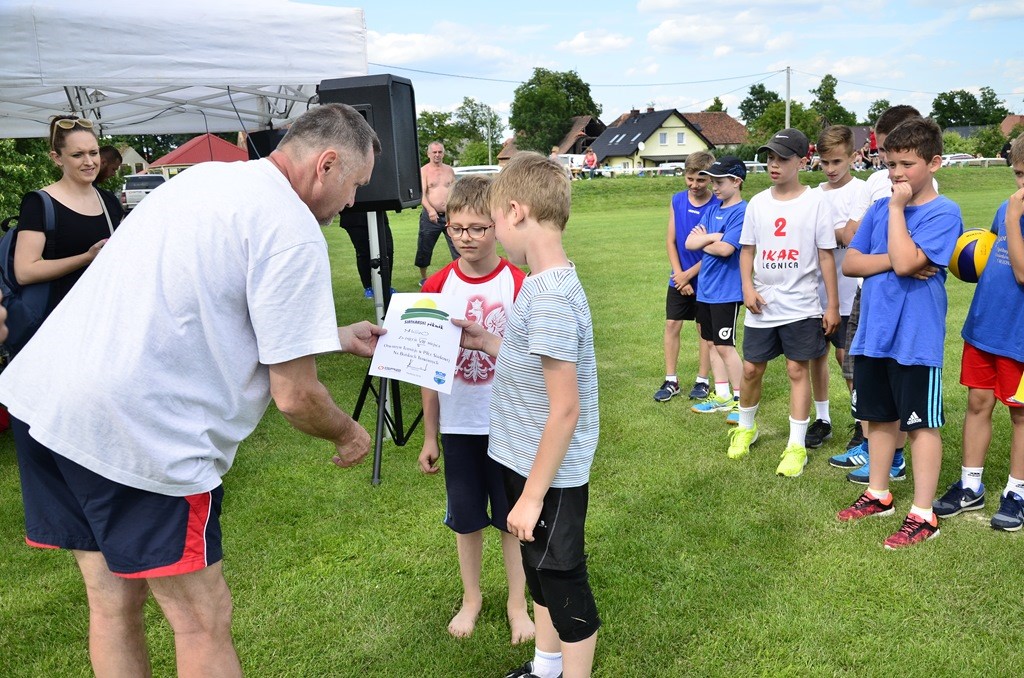 W Siedliskach grali w siatkówkę na boiskach trawiastych