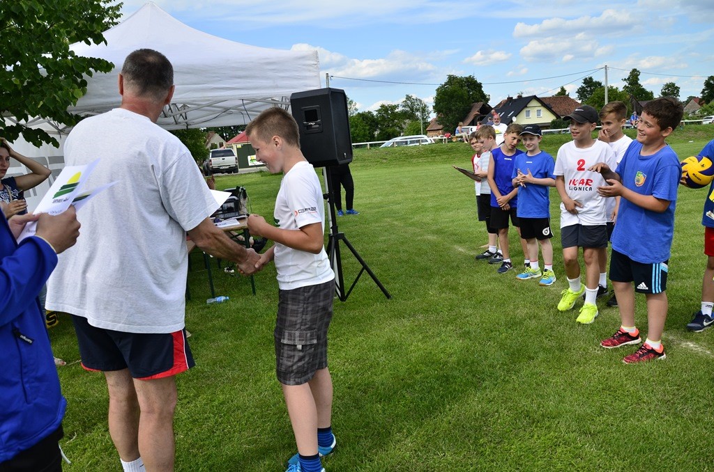 W Siedliskach grali w siatkówkę na boiskach trawiastych