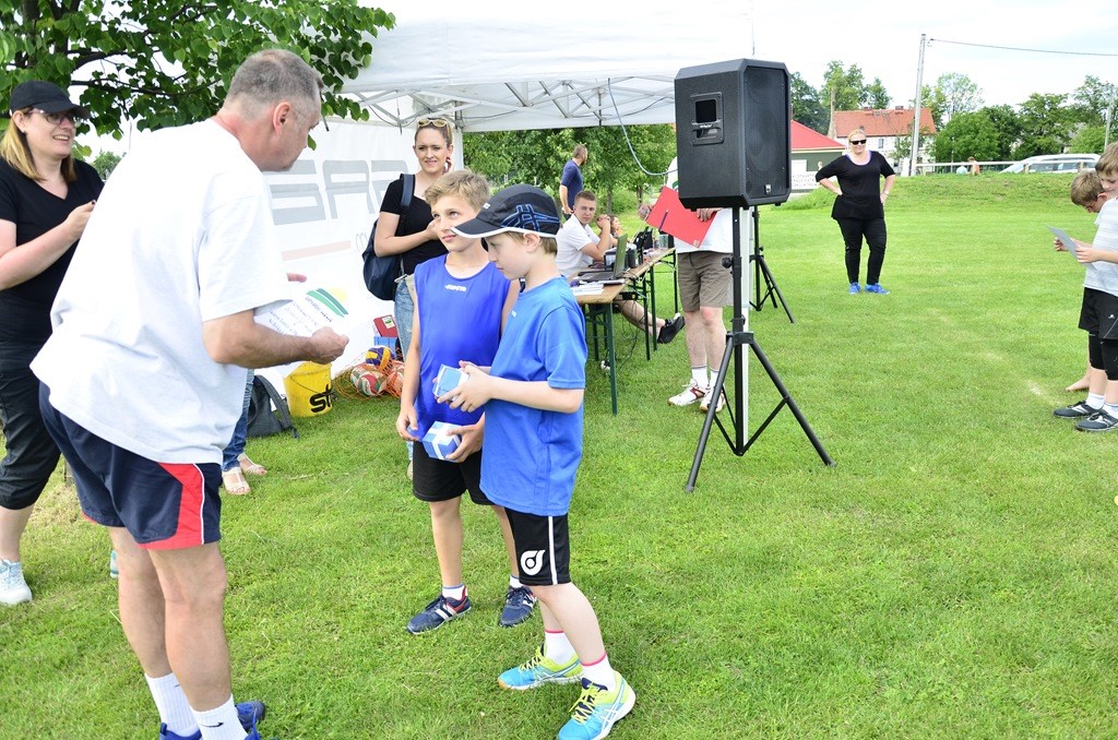 W Siedliskach grali w siatkówkę na boiskach trawiastych
