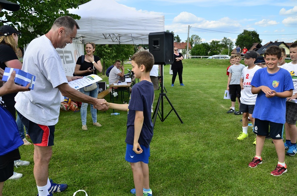 W Siedliskach grali w siatkówkę na boiskach trawiastych