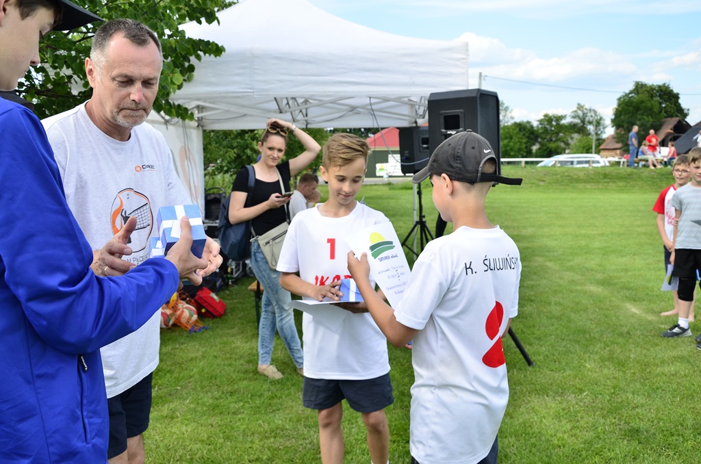 W Siedliskach grali w siatkówkę na boiskach trawiastych