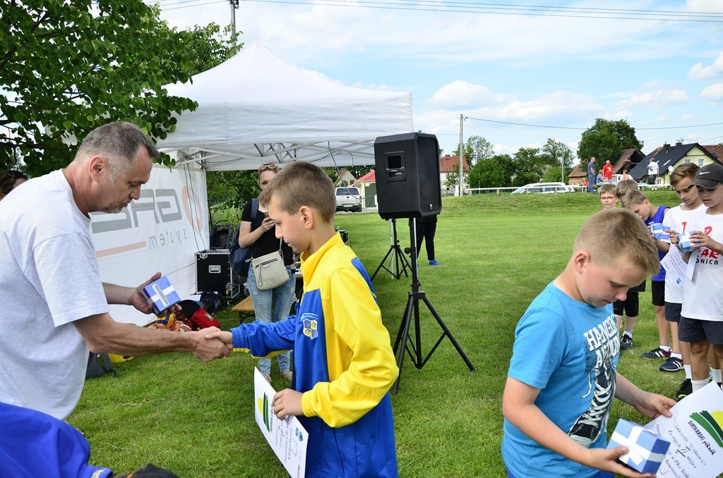 W Siedliskach grali w siatkówkę na boiskach trawiastych