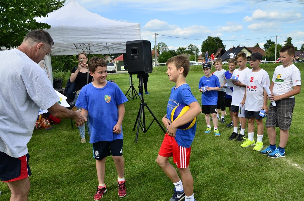 W Siedliskach grali w siatkówkę na boiskach trawiastych