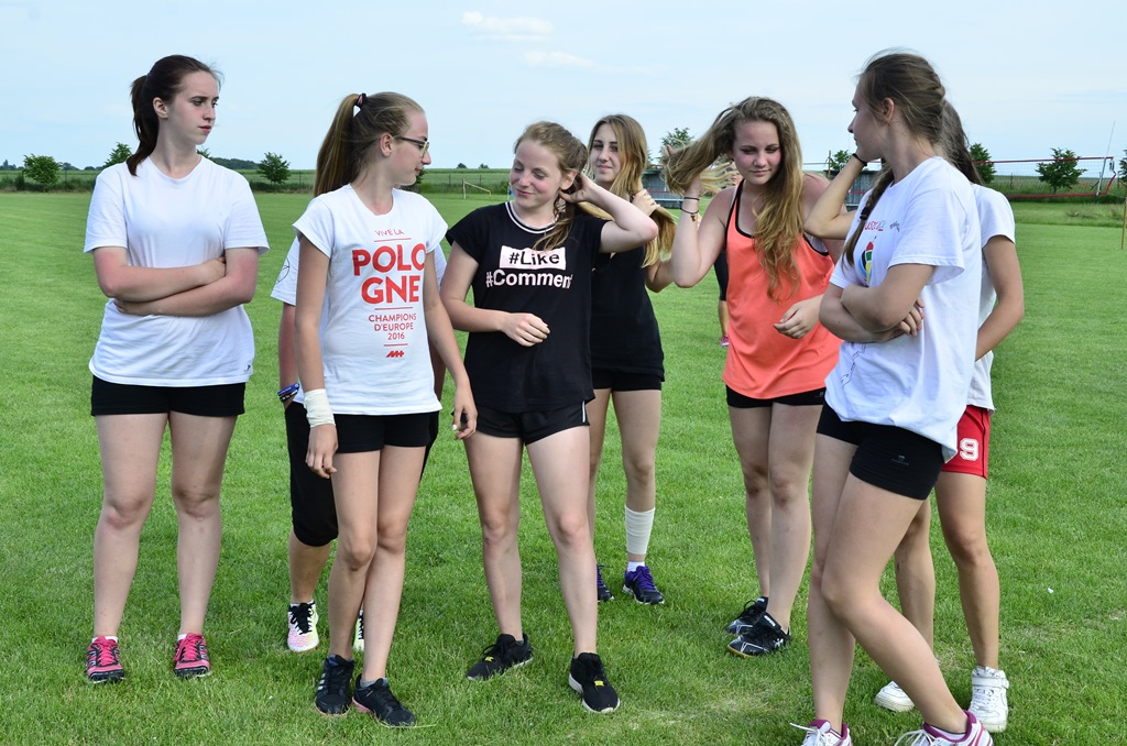 W Siedliskach grali w siatkówkę na boiskach trawiastych