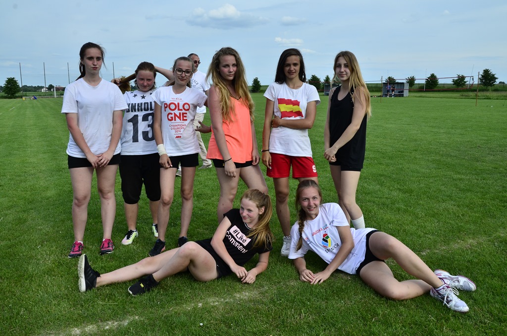 W Siedliskach grali w siatkówkę na boiskach trawiastych