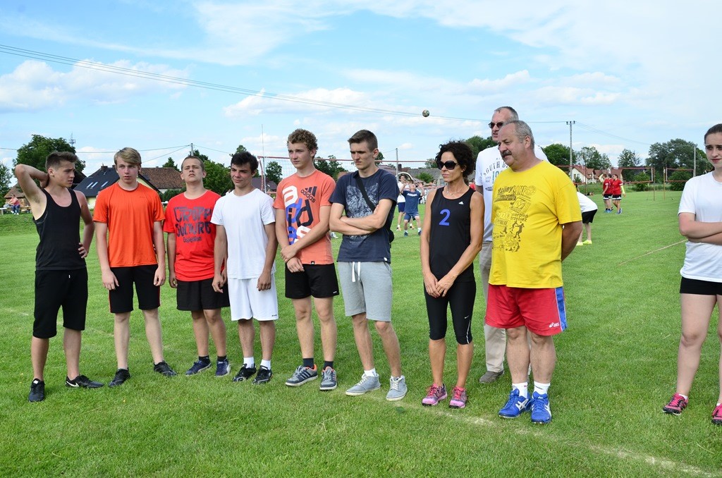 W Siedliskach grali w siatkówkę na boiskach trawiastych