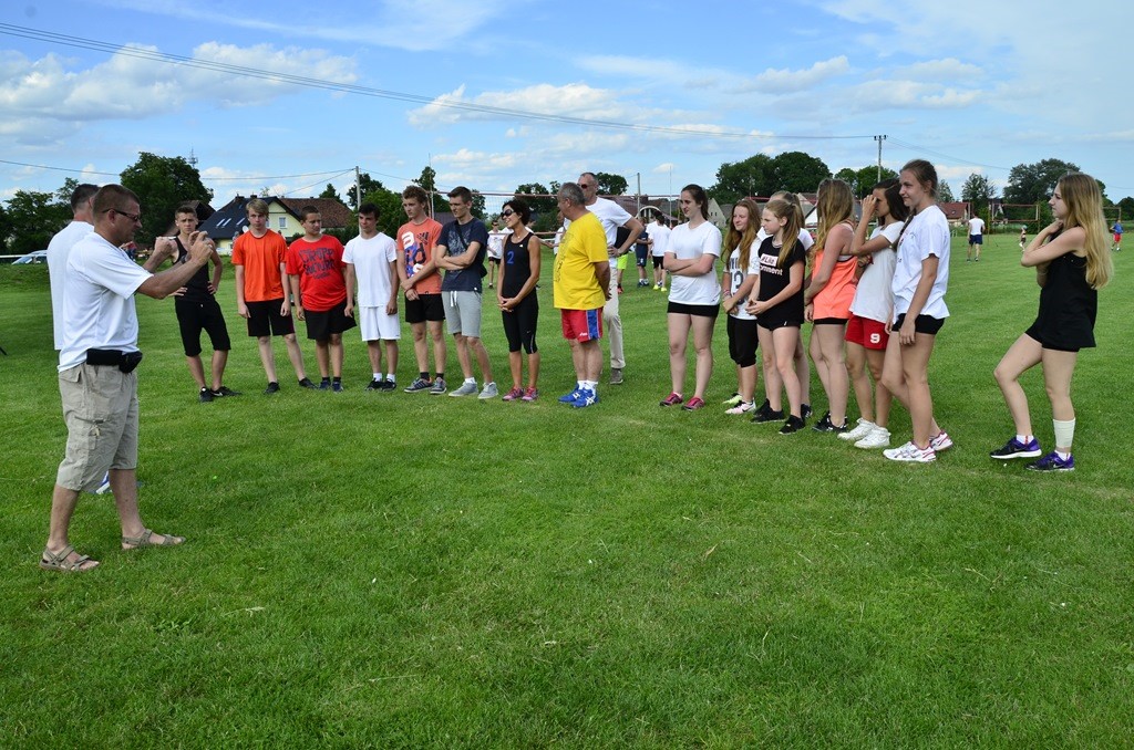 W Siedliskach grali w siatkówkę na boiskach trawiastych