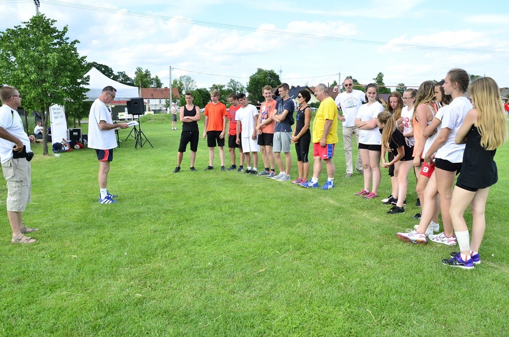 W Siedliskach grali w siatkówkę na boiskach trawiastych
