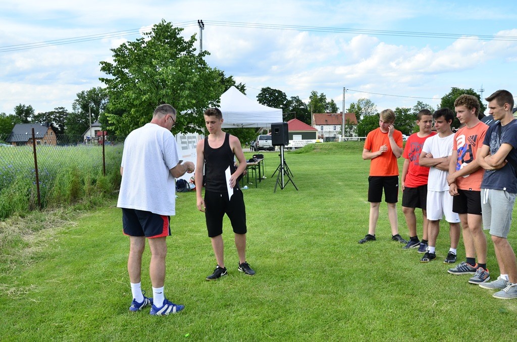 W Siedliskach grali w siatkówkę na boiskach trawiastych