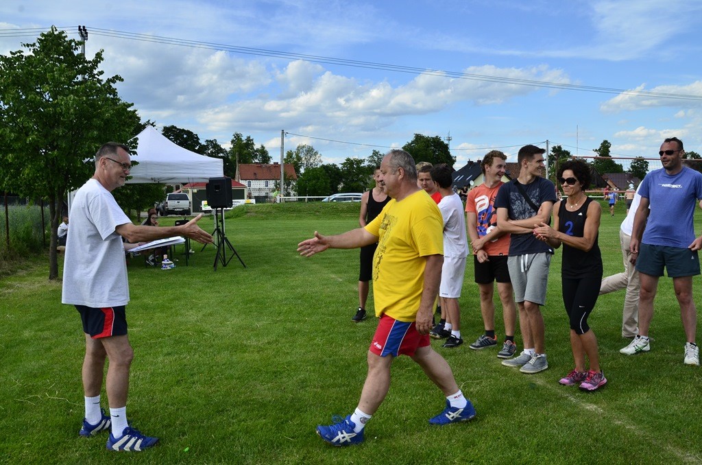 W Siedliskach grali w siatkówkę na boiskach trawiastych
