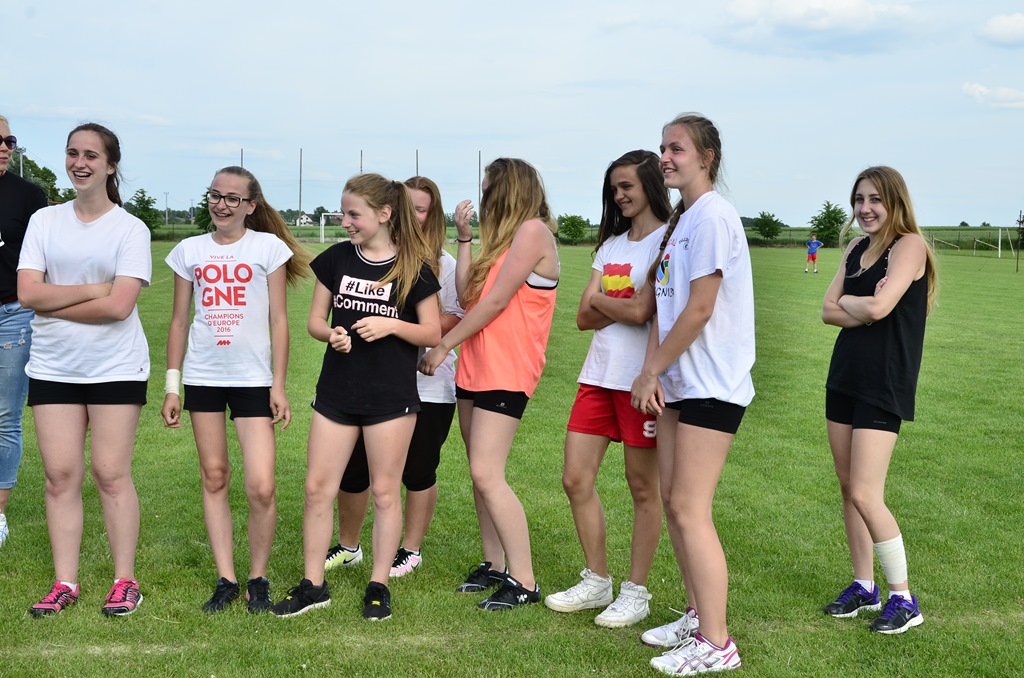 W Siedliskach grali w siatkówkę na boiskach trawiastych