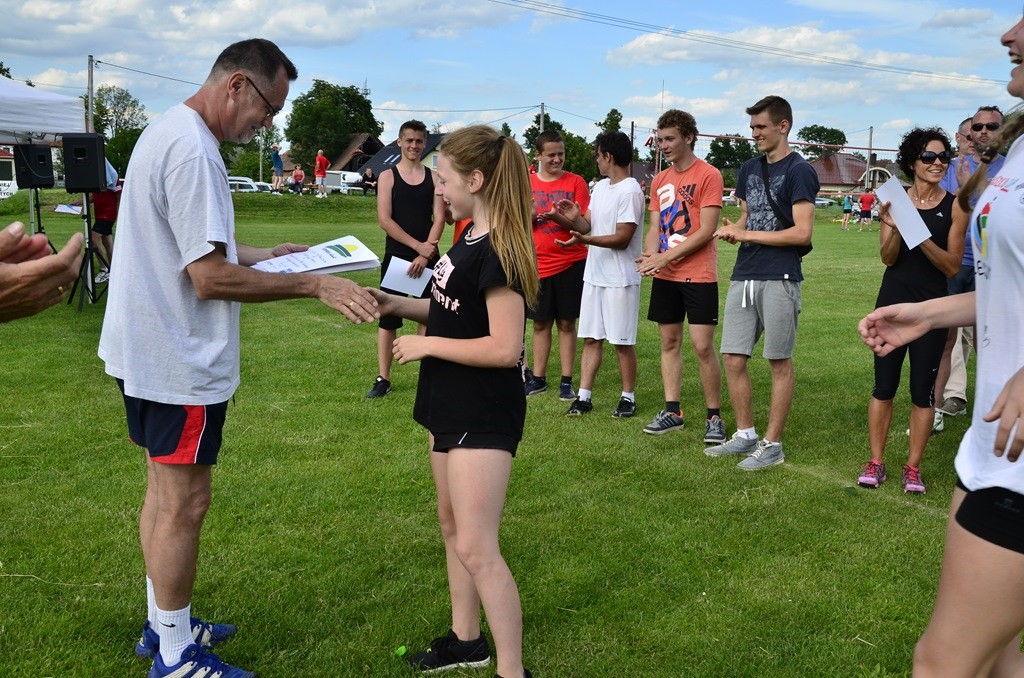 W Siedliskach grali w siatkówkę na boiskach trawiastych