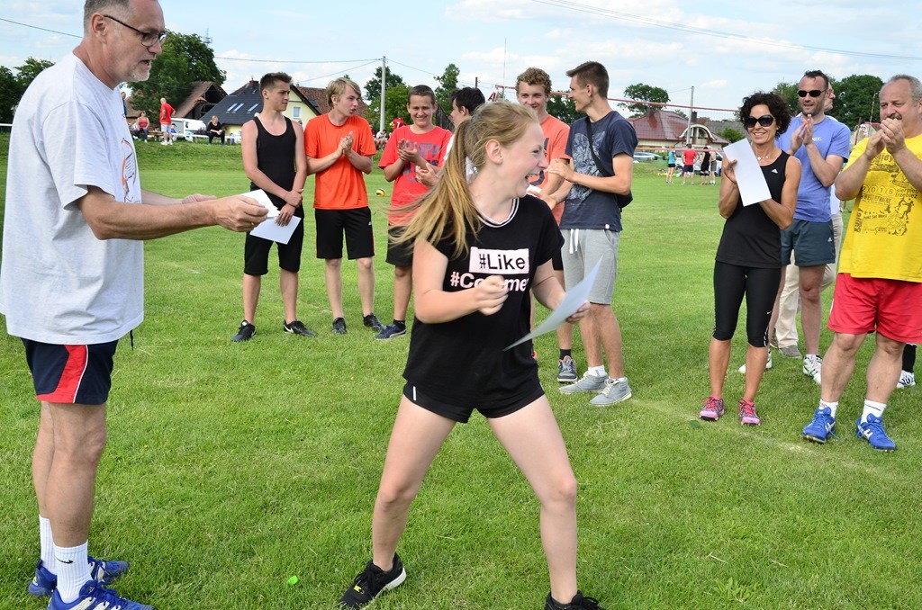W Siedliskach grali w siatkówkę na boiskach trawiastych