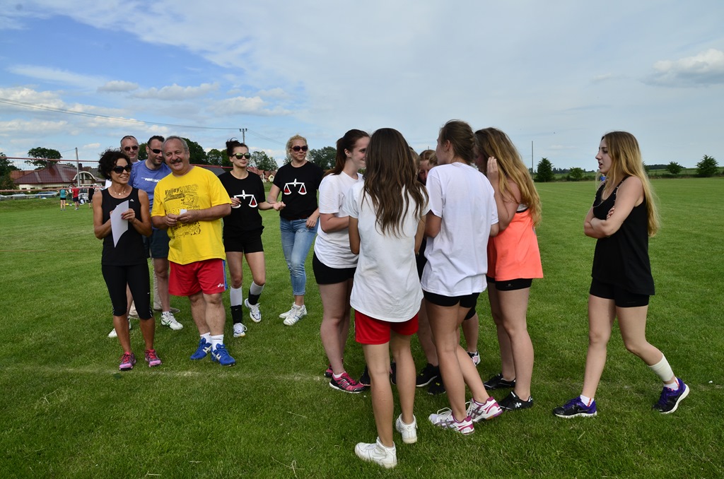 W Siedliskach grali w siatkówkę na boiskach trawiastych