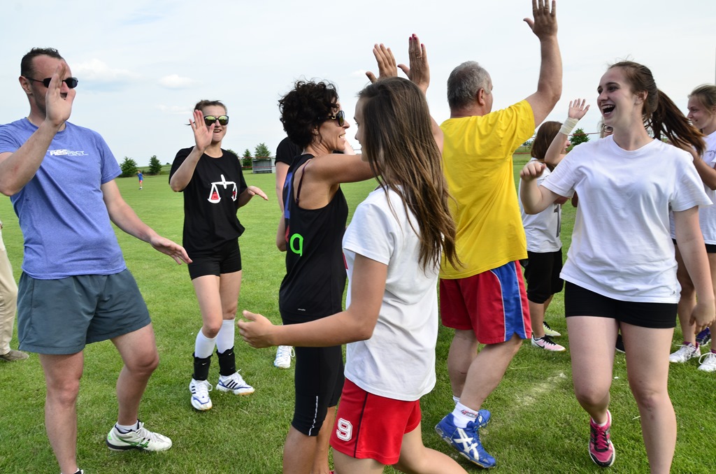 W Siedliskach grali w siatkówkę na boiskach trawiastych
