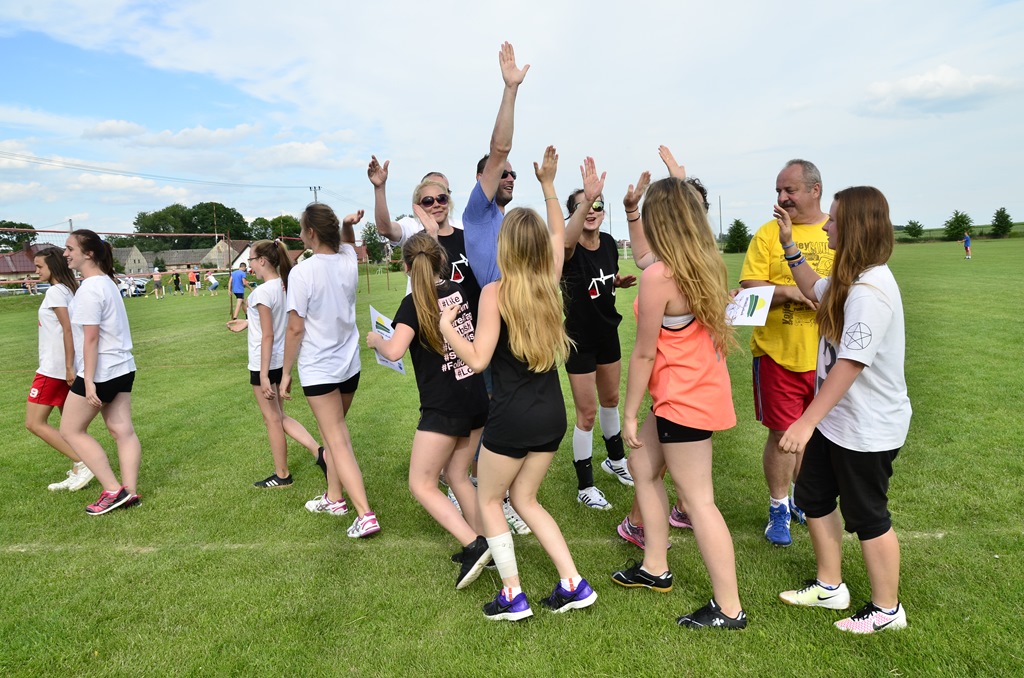 W Siedliskach grali w siatkówkę na boiskach trawiastych