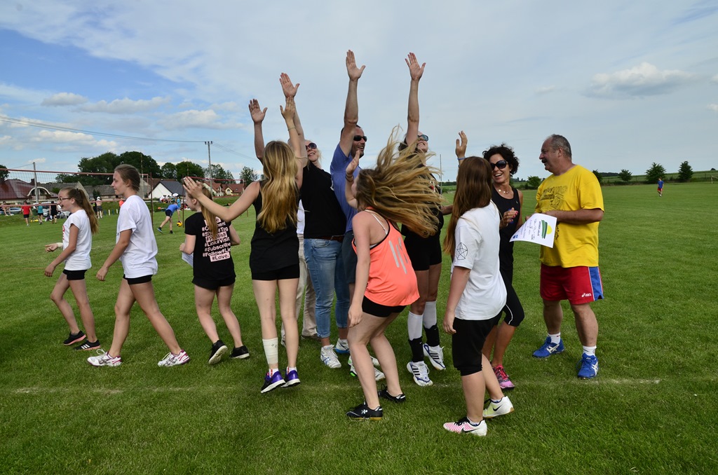W Siedliskach grali w siatkówkę na boiskach trawiastych
