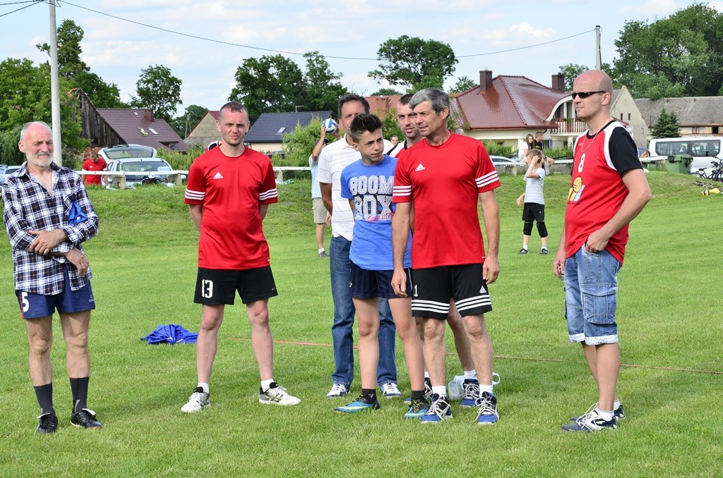 W Siedliskach grali w siatkówkę na boiskach trawiastych