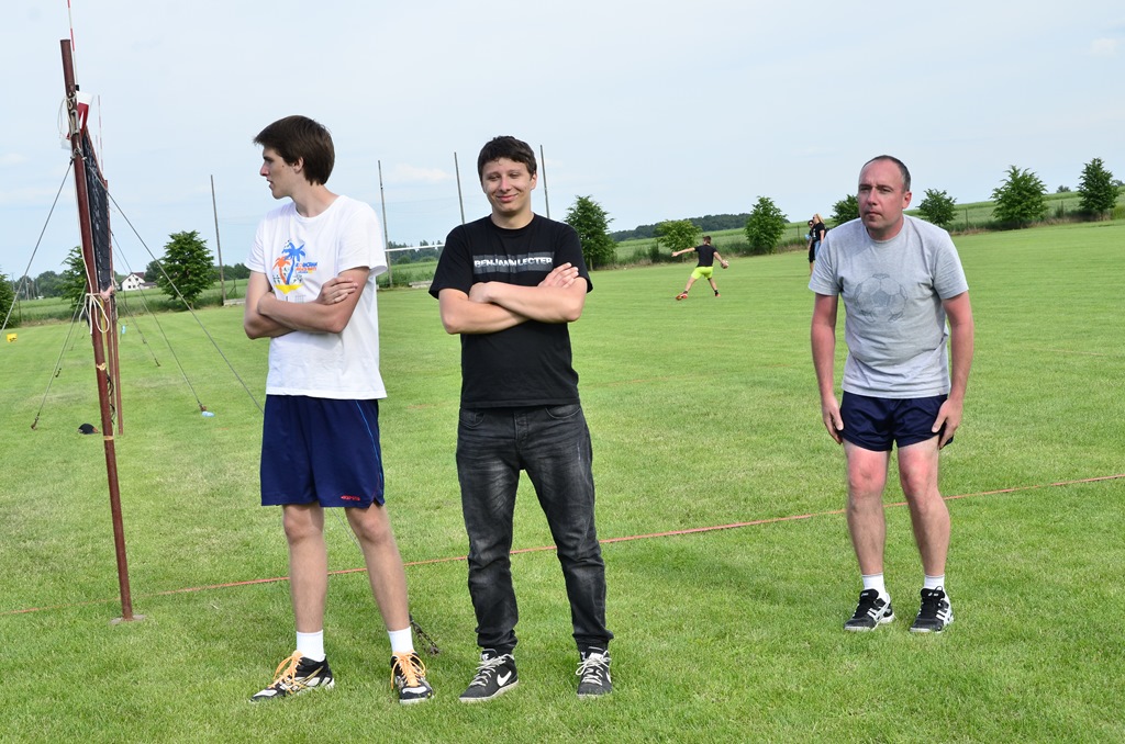 W Siedliskach grali w siatkówkę na boiskach trawiastych