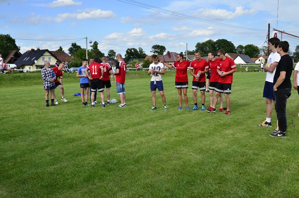 W Siedliskach grali w siatkówkę na boiskach trawiastych