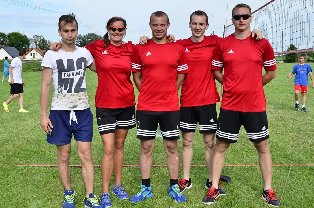 W Siedliskach grali w siatkówkę na boiskach trawiastych