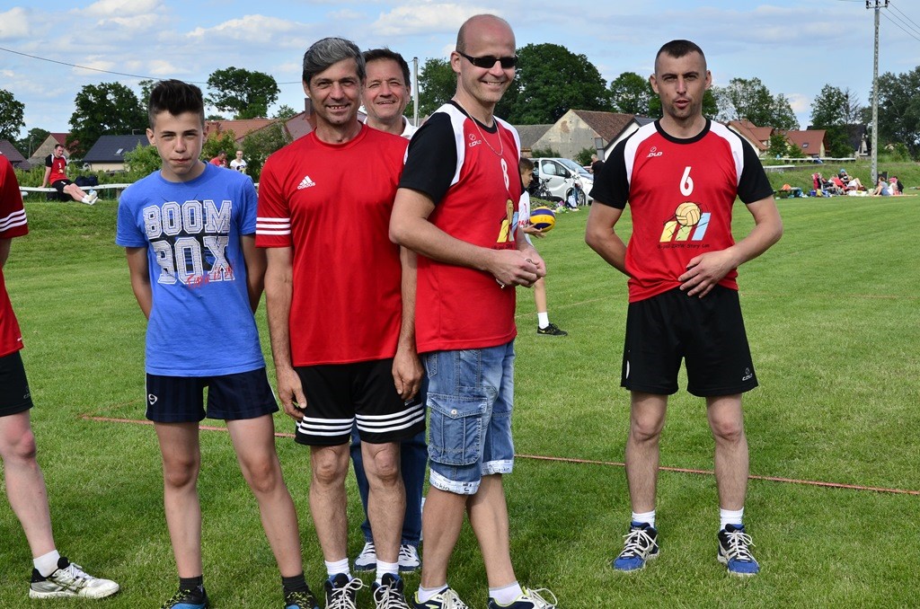 W Siedliskach grali w siatkówkę na boiskach trawiastych