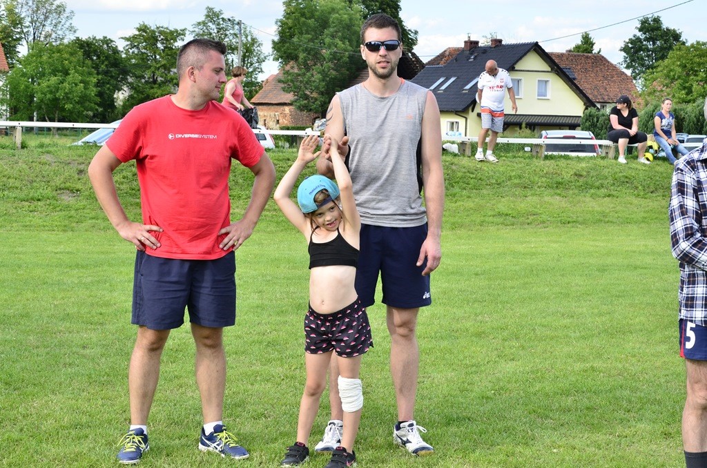 W Siedliskach grali w siatkówkę na boiskach trawiastych