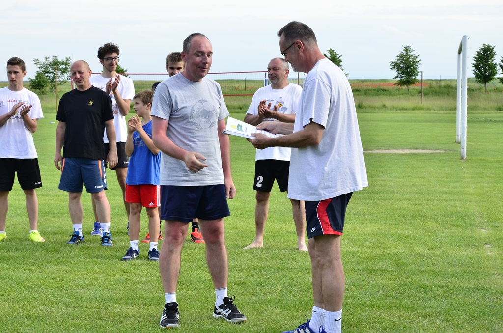 W Siedliskach grali w siatkówkę na boiskach trawiastych
