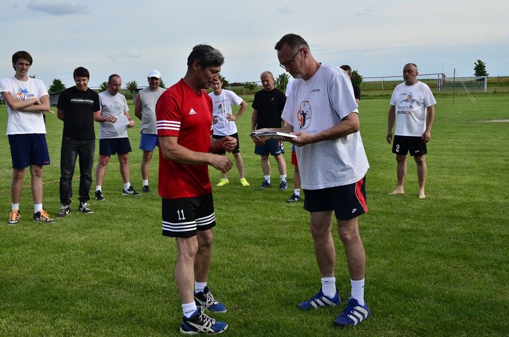 W Siedliskach grali w siatkówkę na boiskach trawiastych