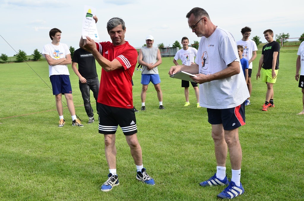 W Siedliskach grali w siatkówkę na boiskach trawiastych