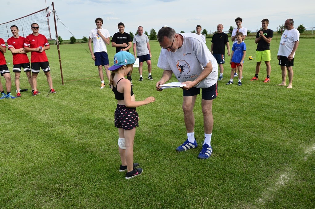 W Siedliskach grali w siatkówkę na boiskach trawiastych