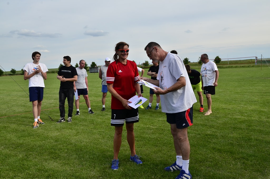 W Siedliskach grali w siatkówkę na boiskach trawiastych