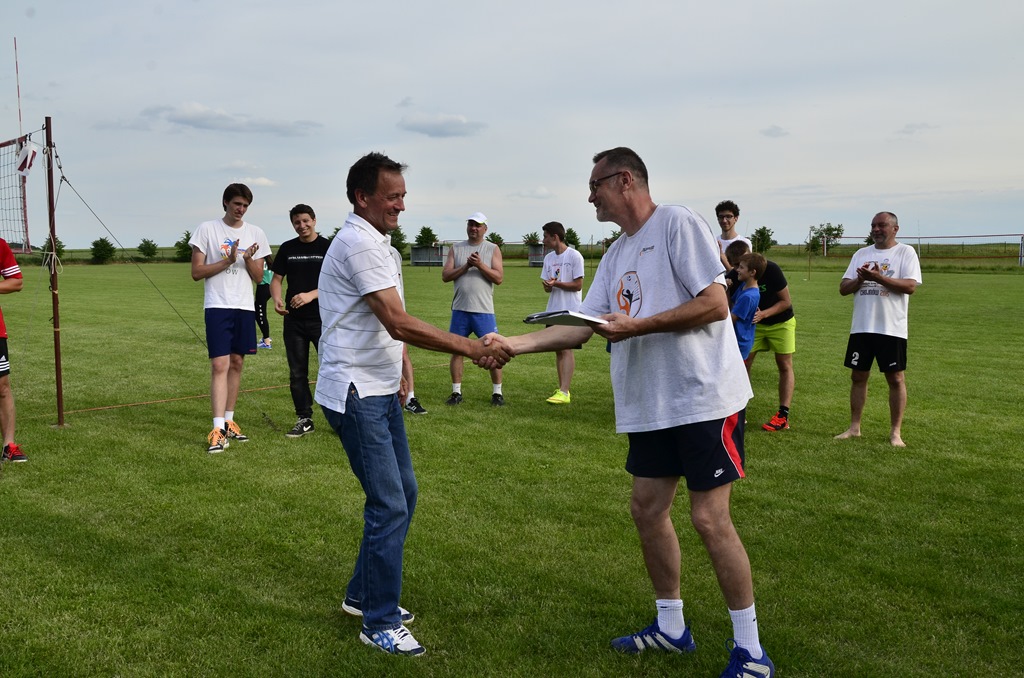 W Siedliskach grali w siatkówkę na boiskach trawiastych