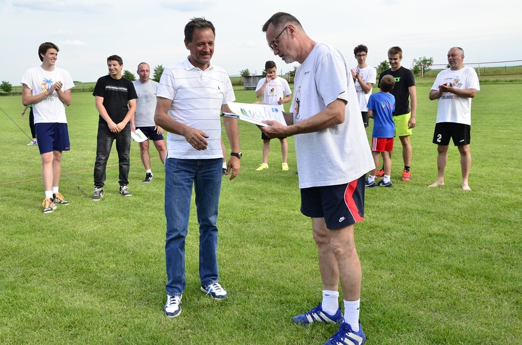 W Siedliskach grali w siatkówkę na boiskach trawiastych