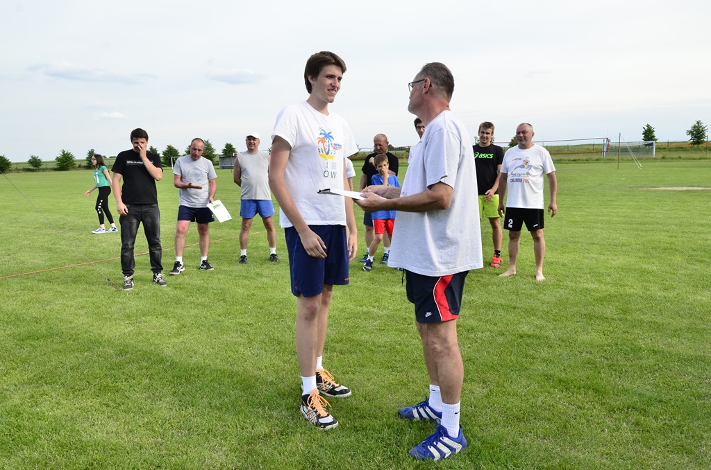 W Siedliskach grali w siatkówkę na boiskach trawiastych