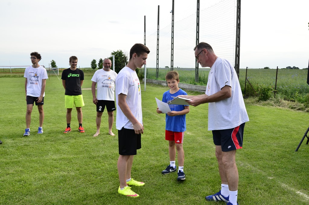 W Siedliskach grali w siatkówkę na boiskach trawiastych