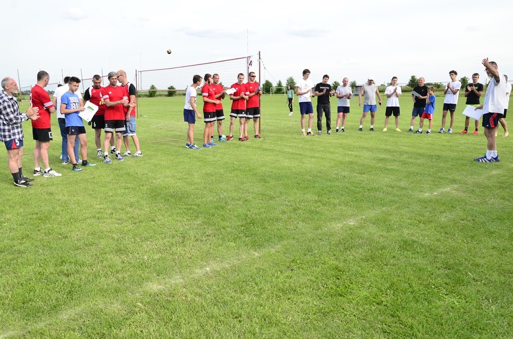 W Siedliskach grali w siatkówkę na boiskach trawiastych