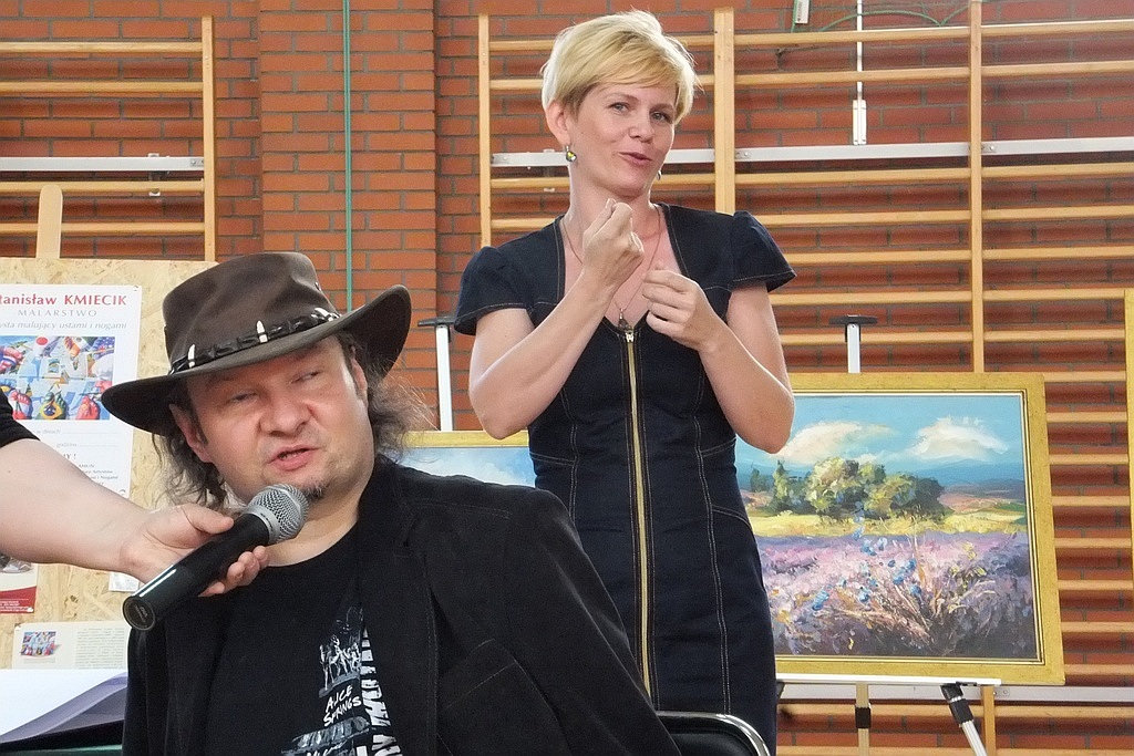 Tworzący obrazy stopami artysta spotkał się z uczniami ZSI