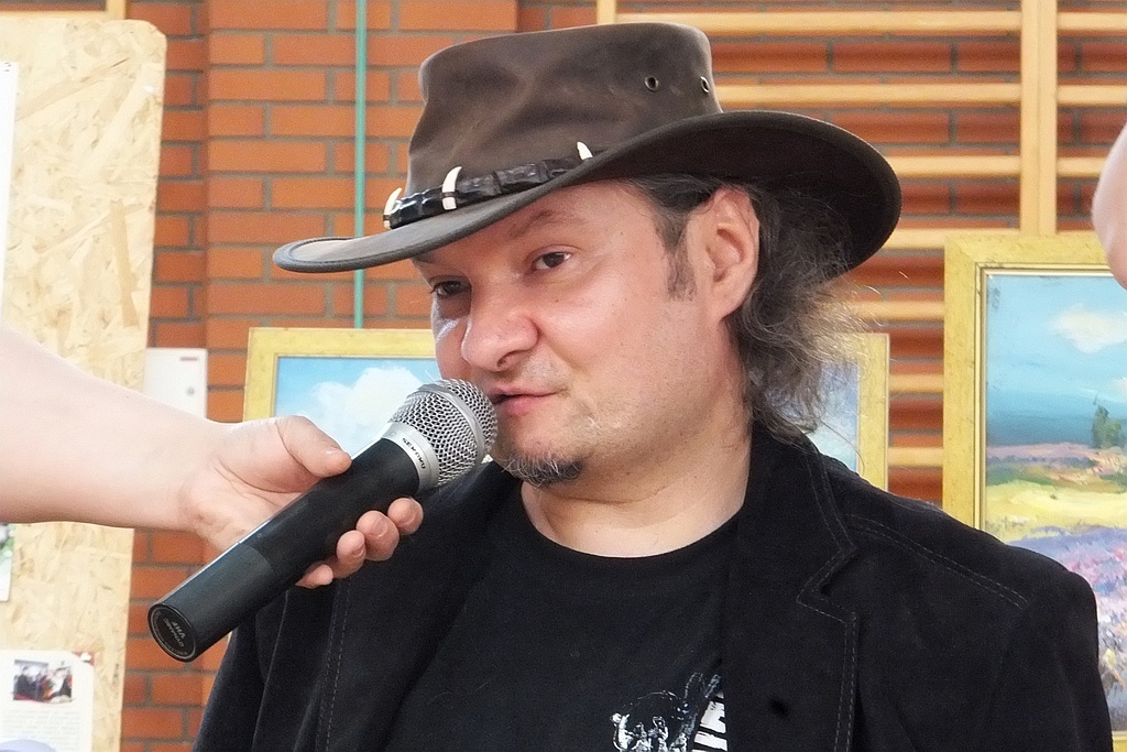 Tworzący obrazy stopami artysta spotkał się z uczniami ZSI