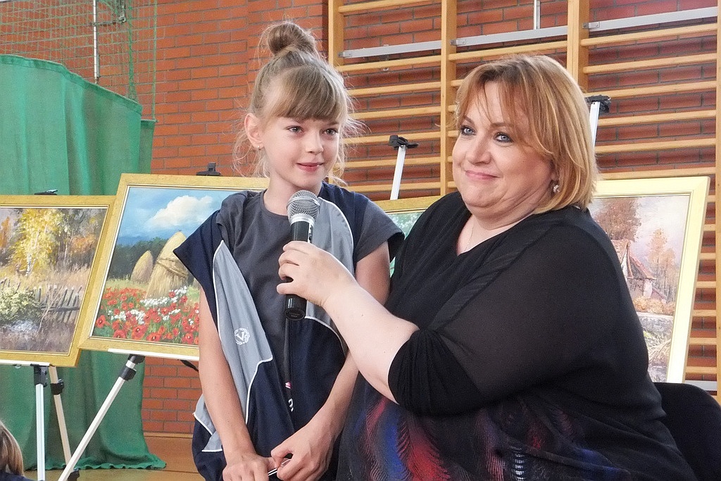 Tworzący obrazy stopami artysta spotkał się z uczniami ZSI