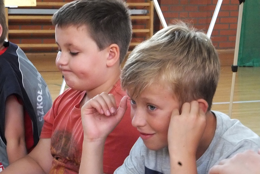 Tworzący obrazy stopami artysta spotkał się z uczniami ZSI