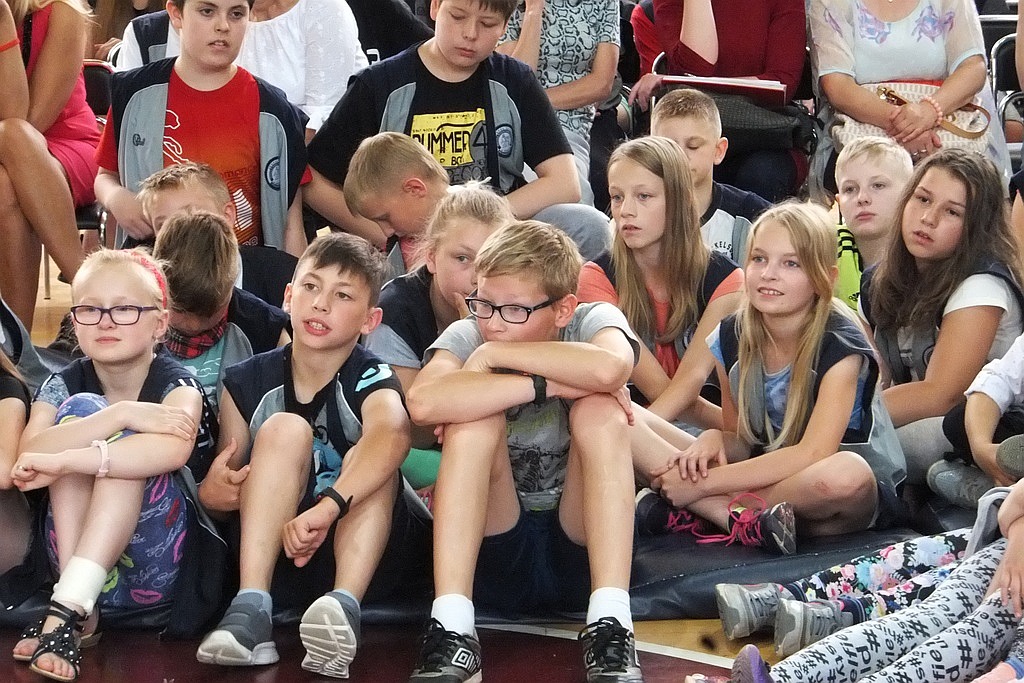 Tworzący obrazy stopami artysta spotkał się z uczniami ZSI