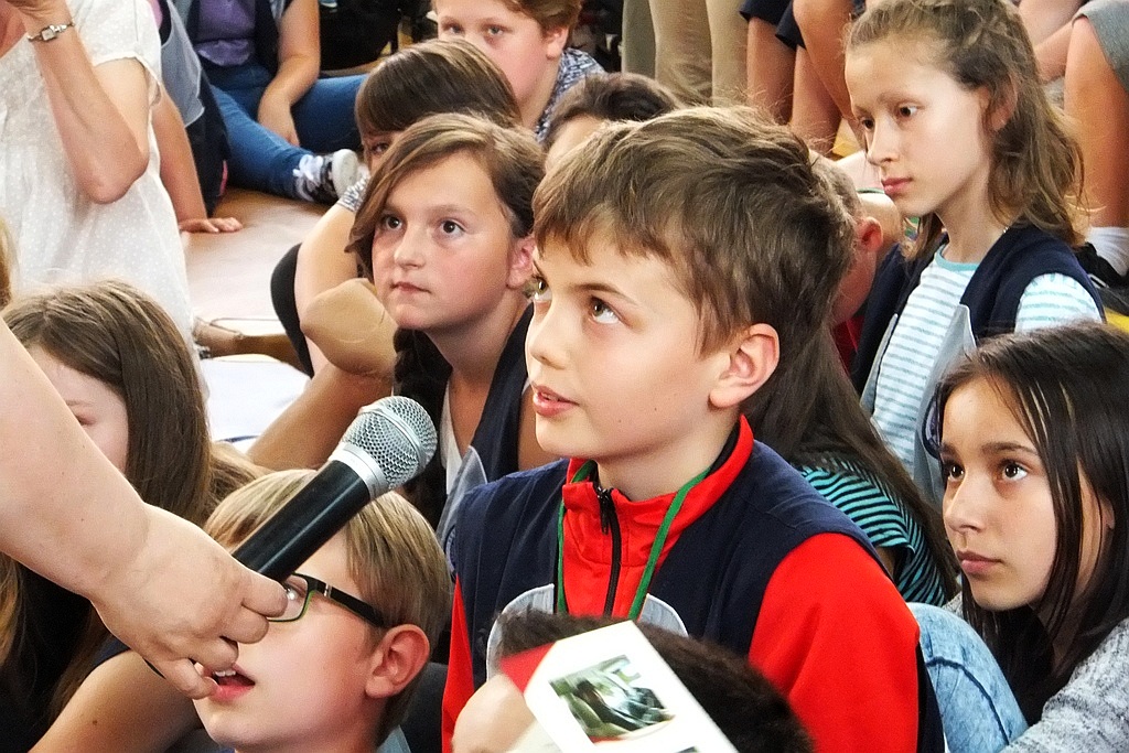 Tworzący obrazy stopami artysta spotkał się z uczniami ZSI