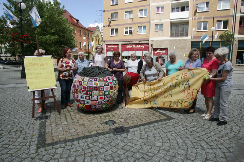 Dziewiarki zasiadły z szydełkami i włóczką w centrum miasta