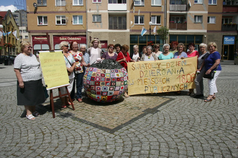 Dziewiarki zasiadły z szydełkami i włóczką w centrum miasta