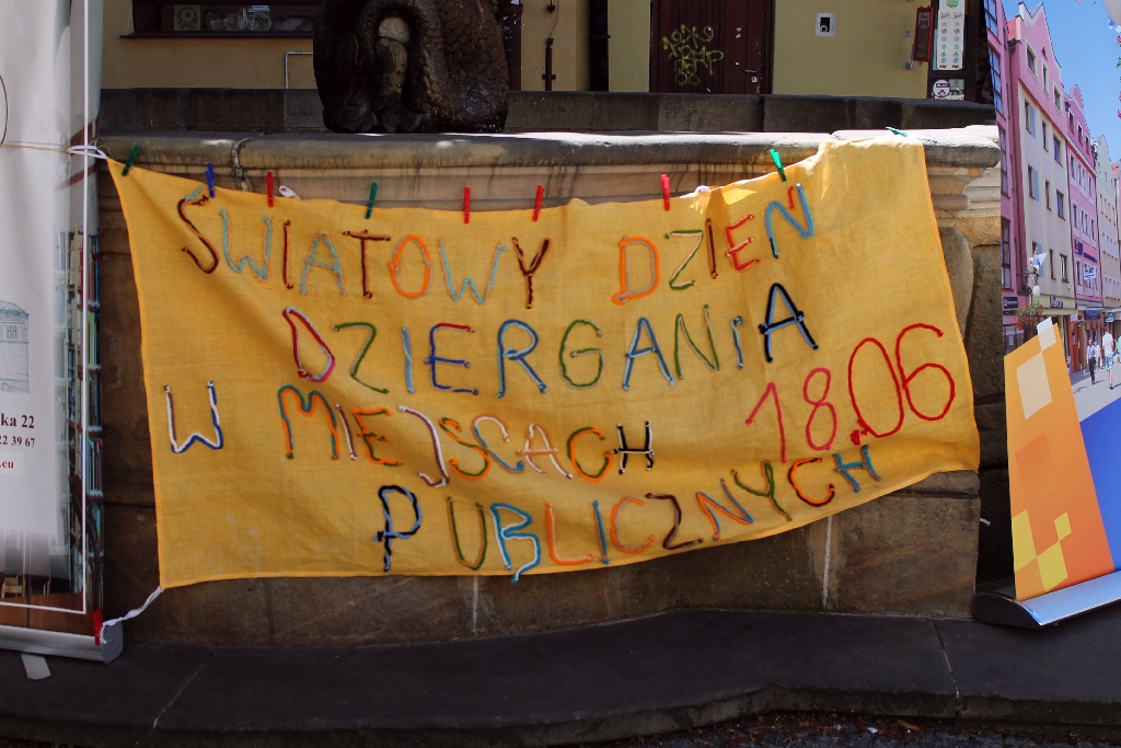 Dziewiarki zasiadły z szydełkami i włóczką w centrum miasta
