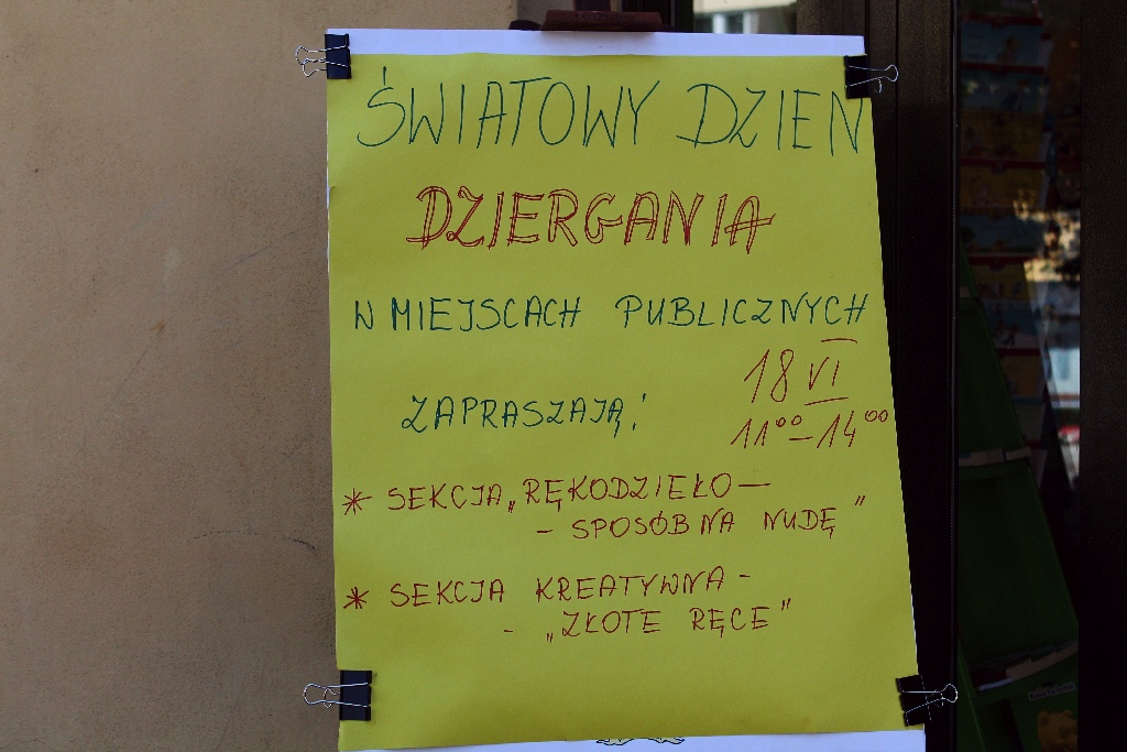 Dziewiarki zasiadły z szydełkami i włóczką w centrum miasta